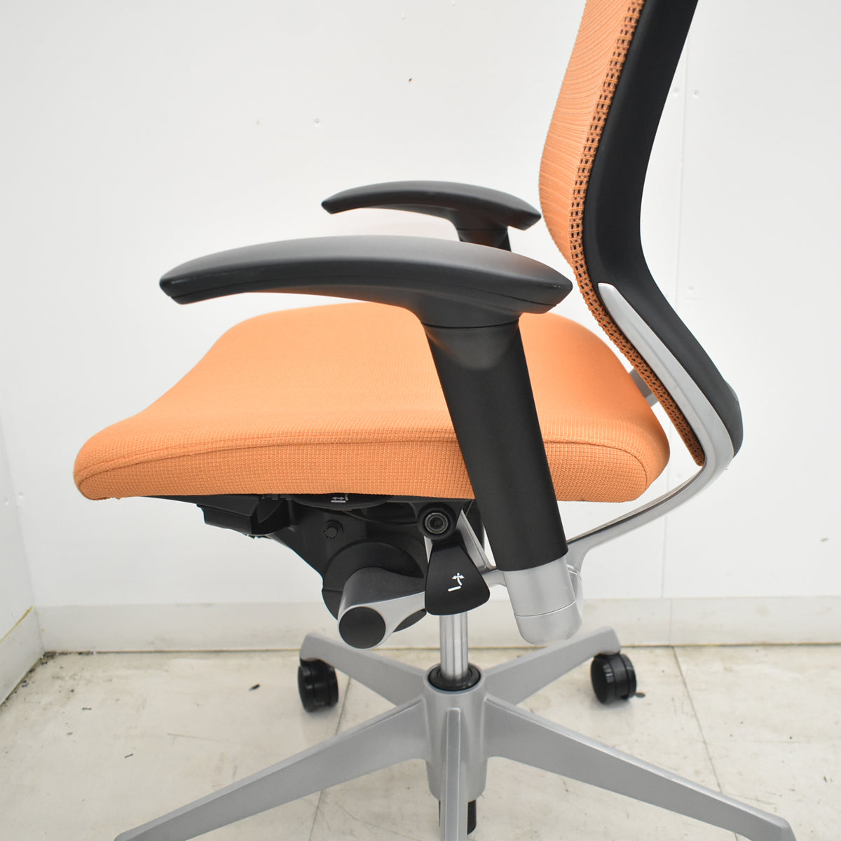 【中古】オカムラ　バロン　エクストラハイバック　可動肘　固定ヘッドレスト　シルバー脚　オレンジ　2026071811【中古オフィス家具】