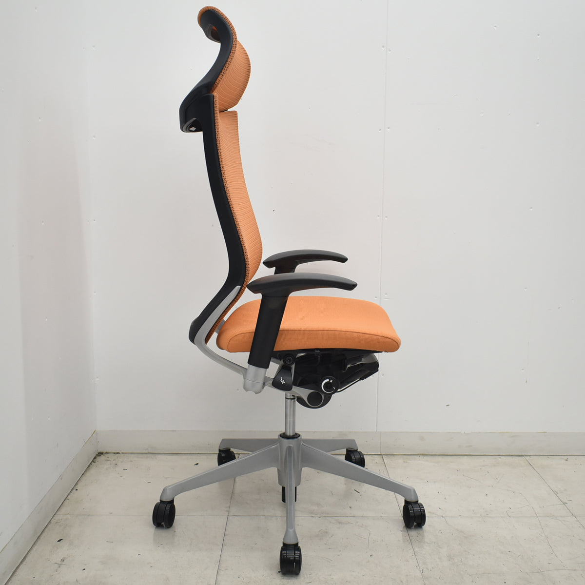 【中古】オカムラ　バロン　エクストラハイバック　可動肘　固定ヘッドレスト　シルバー脚　オレンジ　2026071811【中古オフィス家具】