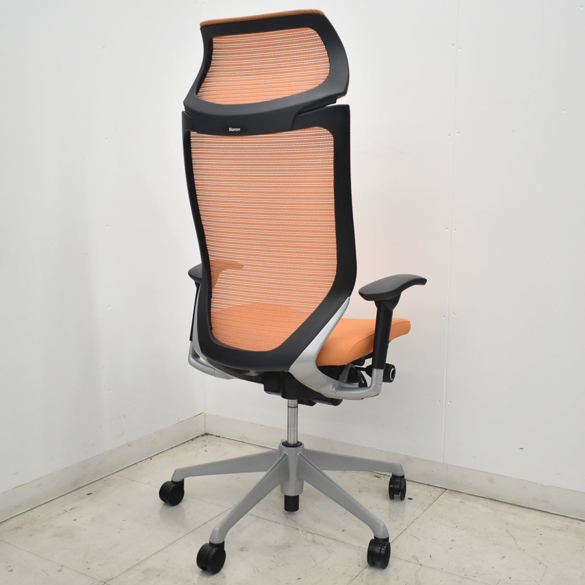 【中古】オカムラ　バロン　エクストラハイバック　可動肘　固定ヘッドレスト　シルバー脚　オレンジ　2026071811【中古オフィス家具】