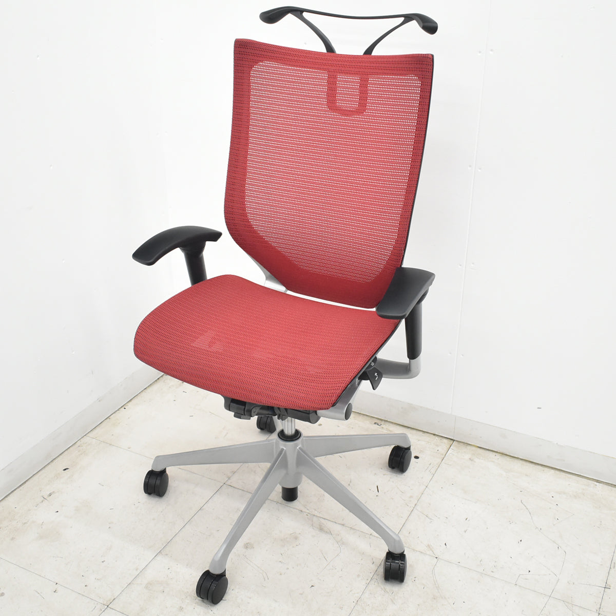 【中古】オカムラ　バロン　ハイバック　可動肘　ハンガー　シルバー脚　レッド 　2026071812【中古オフィス家具】