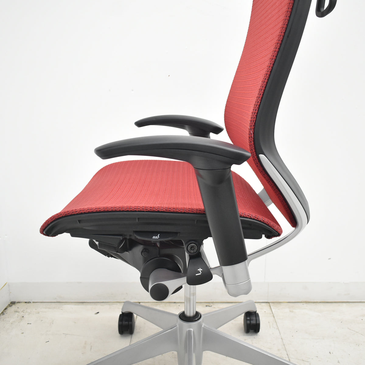 【中古】オカムラ　バロン　ハイバック　可動肘　ハンガー　シルバー脚　レッド 　2026071812【中古オフィス家具】