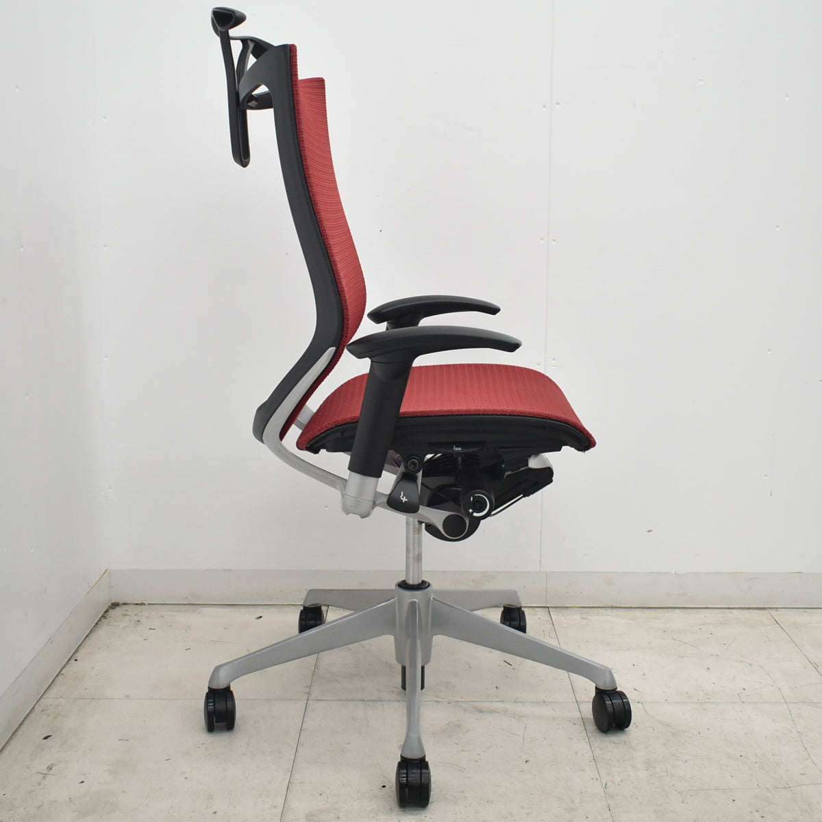 【中古】オカムラ　バロン　ハイバック　可動肘　ハンガー　シルバー脚　レッド 　2026071812【中古オフィス家具】