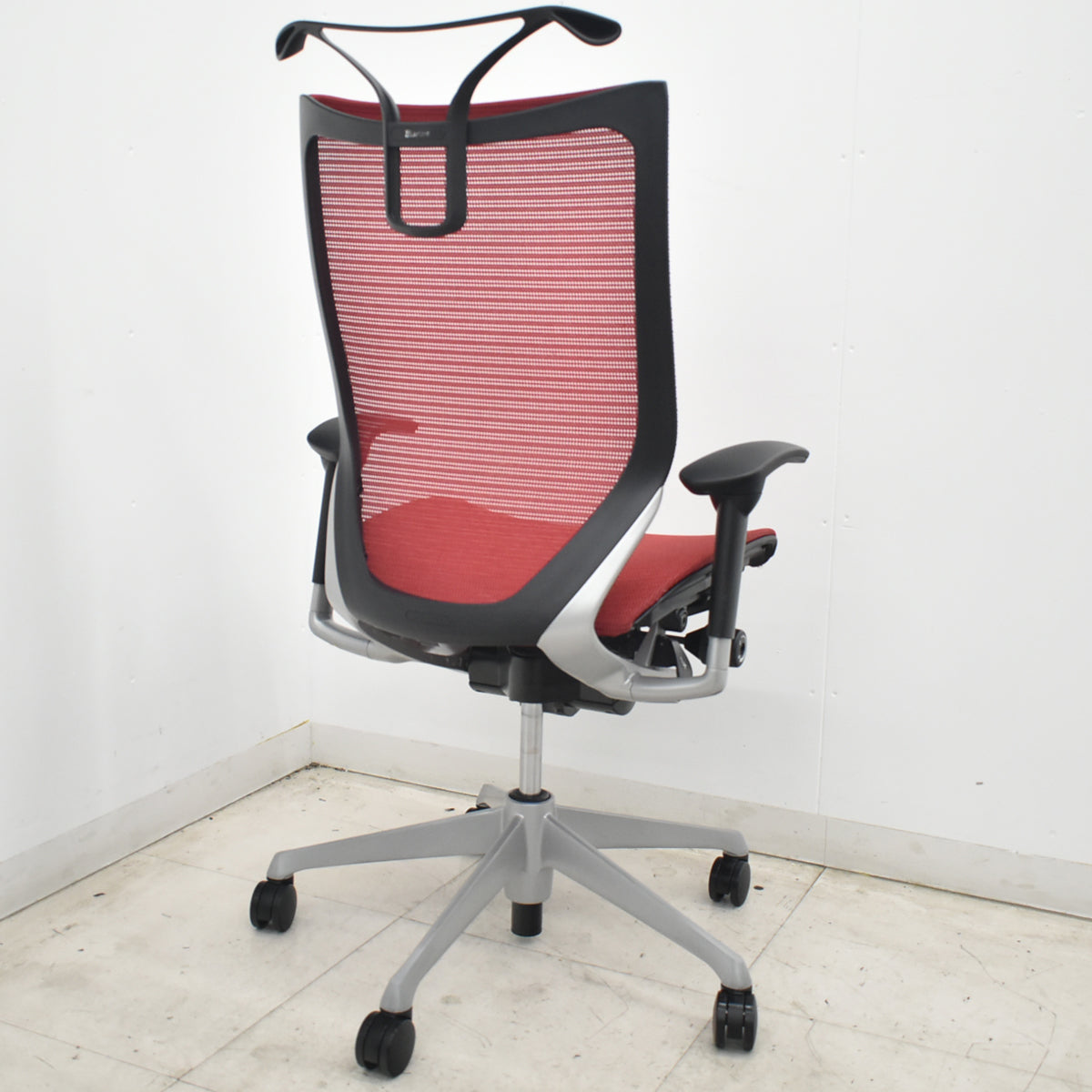 【中古】オカムラ　バロン　ハイバック　可動肘　ハンガー　シルバー脚　レッド 　2026071812【中古オフィス家具】