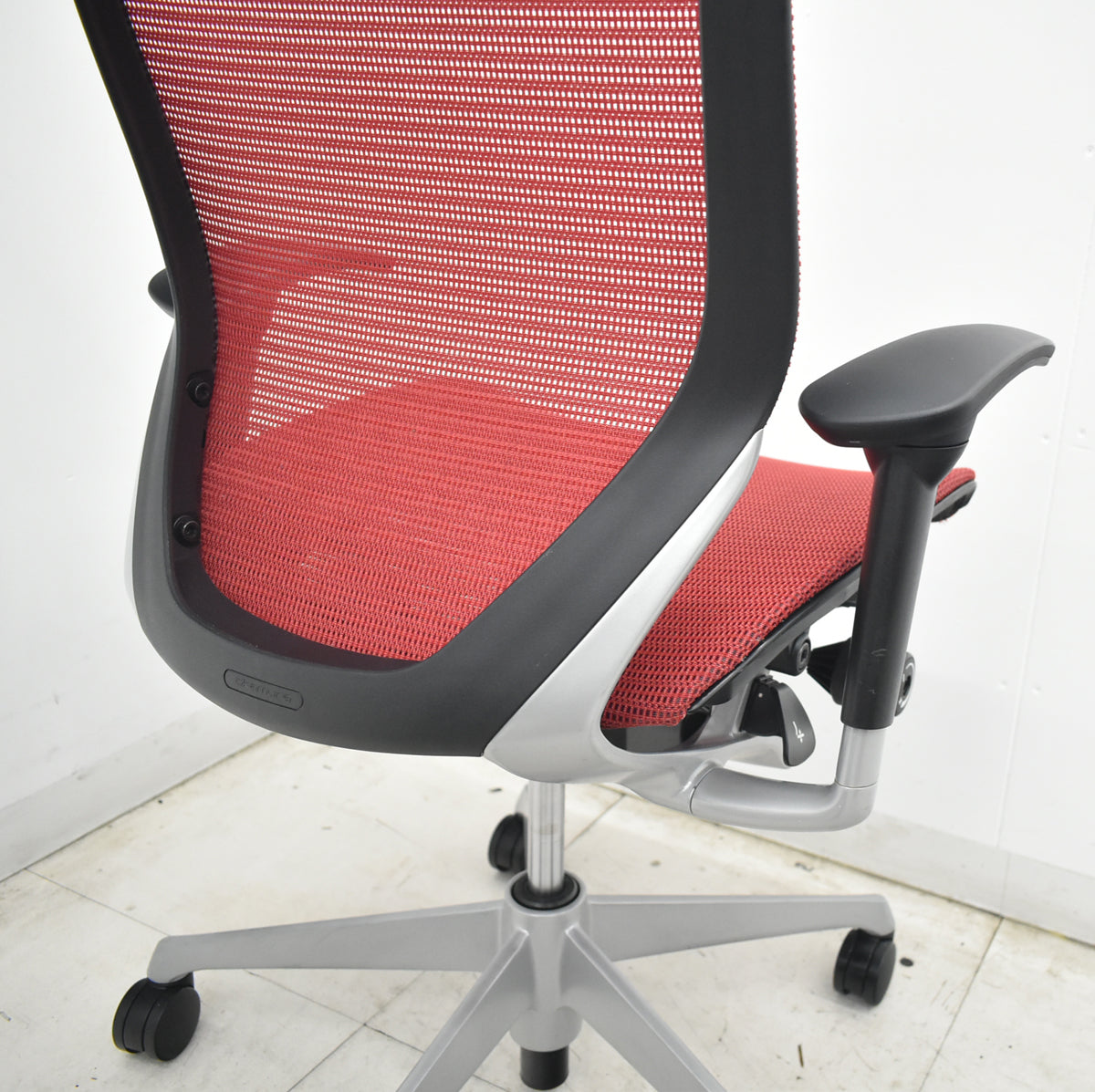 【中古】オカムラ　バロン　ハイバック　可動肘　ハンガー　シルバー脚　レッド 　2026071812【中古オフィス家具】