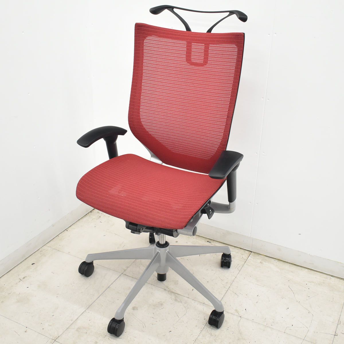 【中古】オカムラ　バロン　ハイバック　可動肘　ハンガー　シルバー脚　レッド 　2026072101【中古オフィス家具】