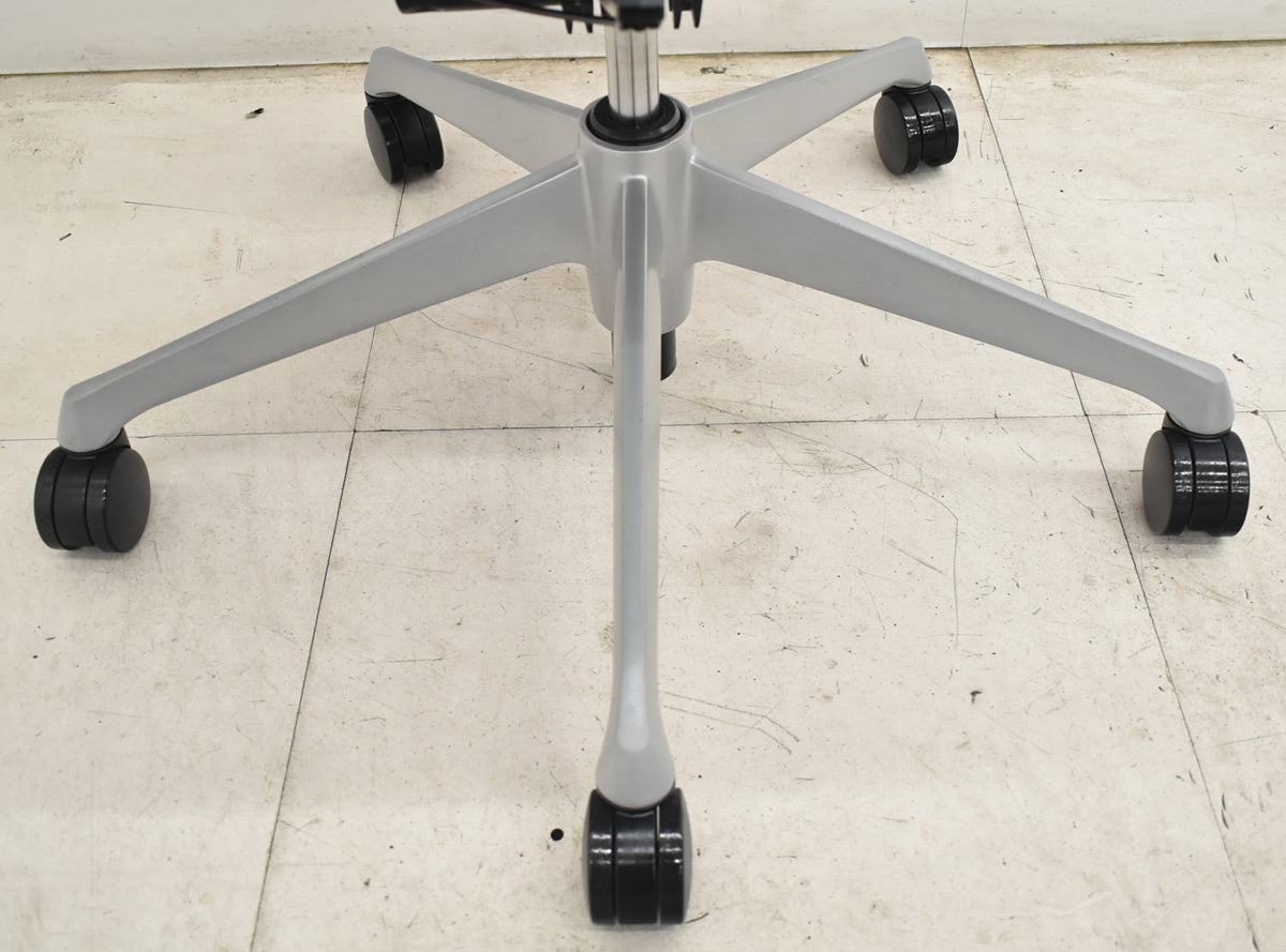 【中古】オカムラ　バロン　ハイバック　可動肘　ハンガー　シルバー脚　レッド 　2026072101【中古オフィス家具】