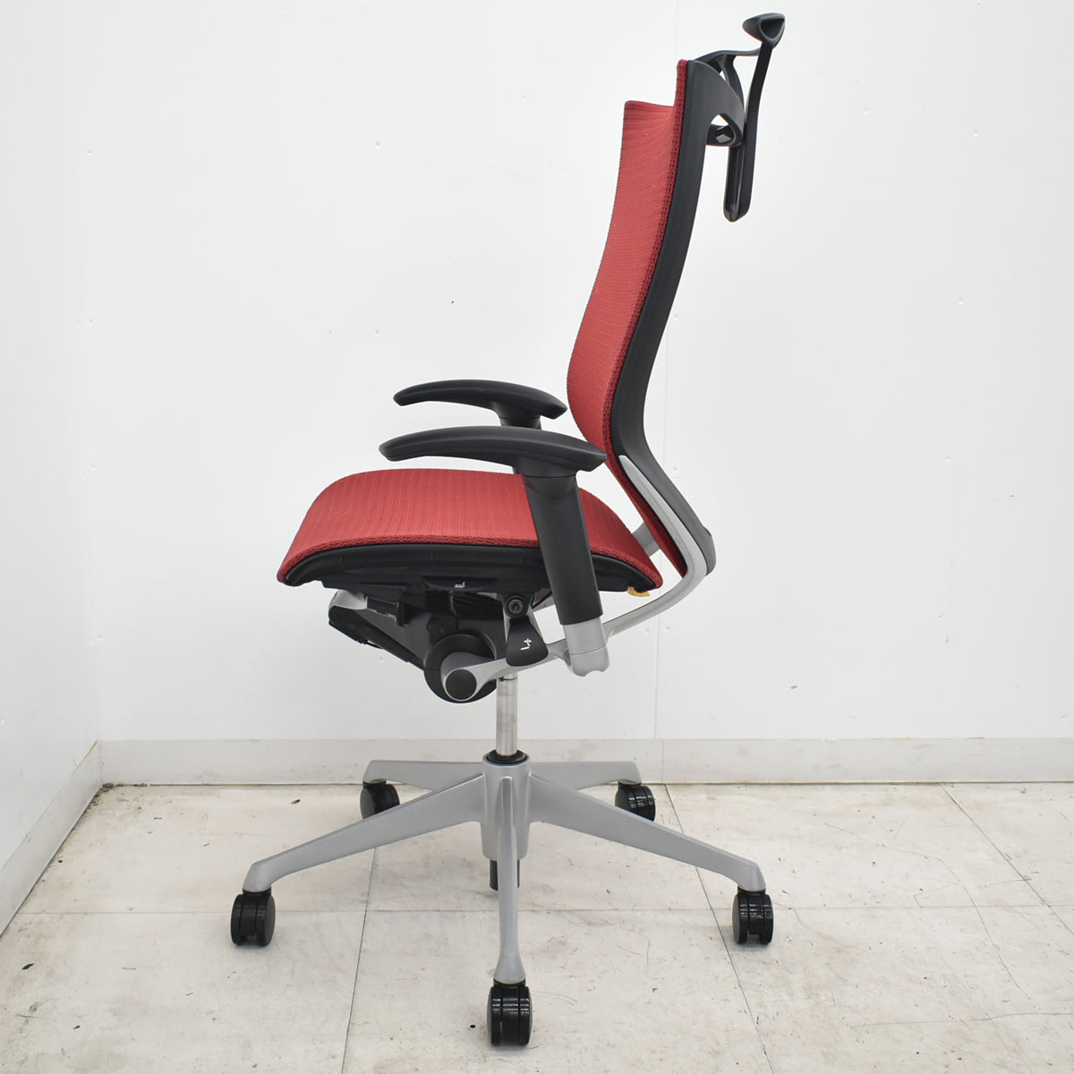 【中古】オカムラ　バロン　ハイバック　可動肘　ハンガー　シルバー脚　レッド 　2026072101【中古オフィス家具】