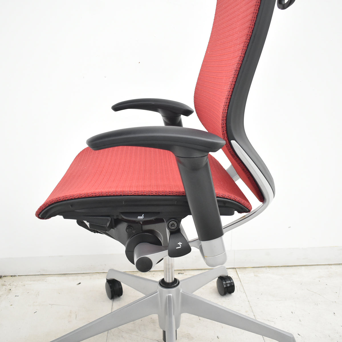 【中古】オカムラ　バロン　ハイバック　可動肘　ハンガー　シルバー脚　レッド 　2026072101【中古オフィス家具】