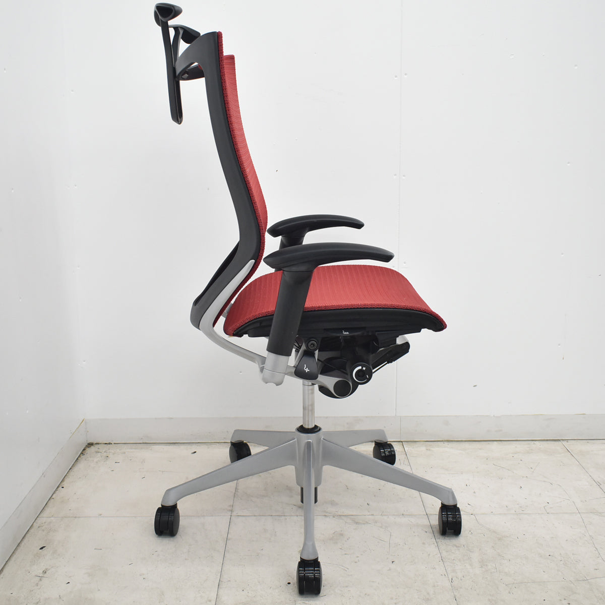 【中古】オカムラ　バロン　ハイバック　可動肘　ハンガー　シルバー脚　レッド 　2026072101【中古オフィス家具】