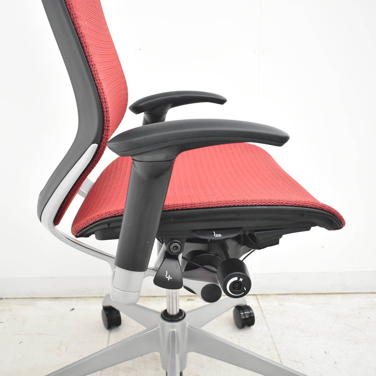 【中古】オカムラ　バロン　ハイバック　可動肘　ハンガー　シルバー脚　レッド 　2026072101【中古オフィス家具】