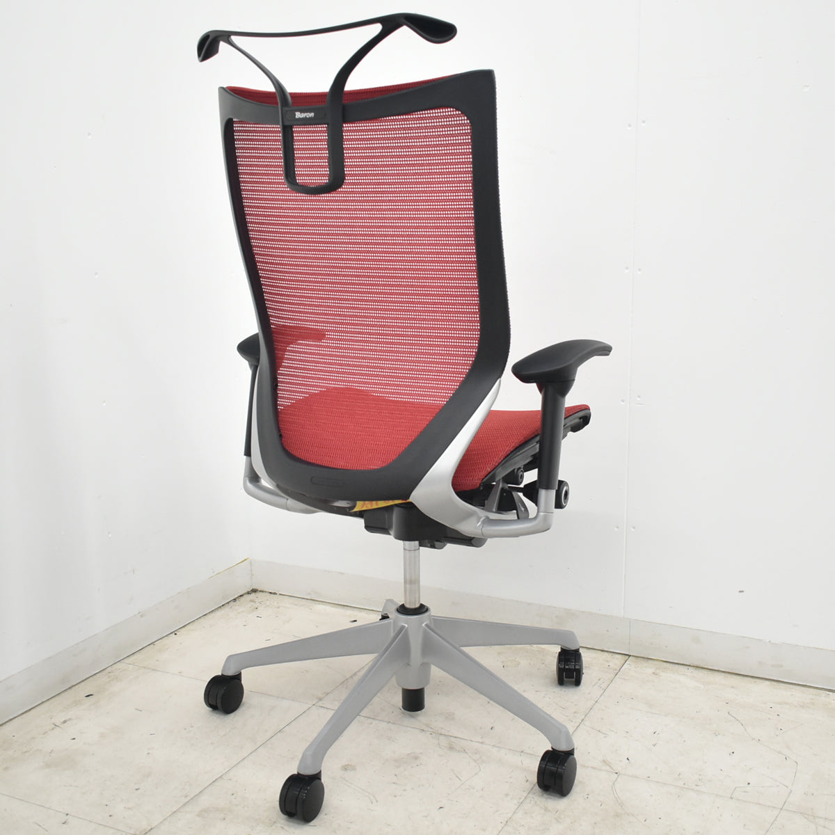 【中古】オカムラ　バロン　ハイバック　可動肘　ハンガー　シルバー脚　レッド 　2026072101【中古オフィス家具】