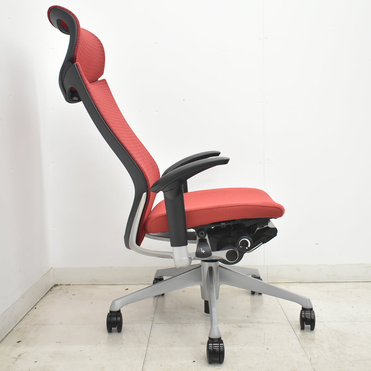 【中古】オカムラ　バロン　エクストラハイバック　可動肘　固定ヘッドレスト　シルバー脚　レッド　2026072102【中古オフィス家具】