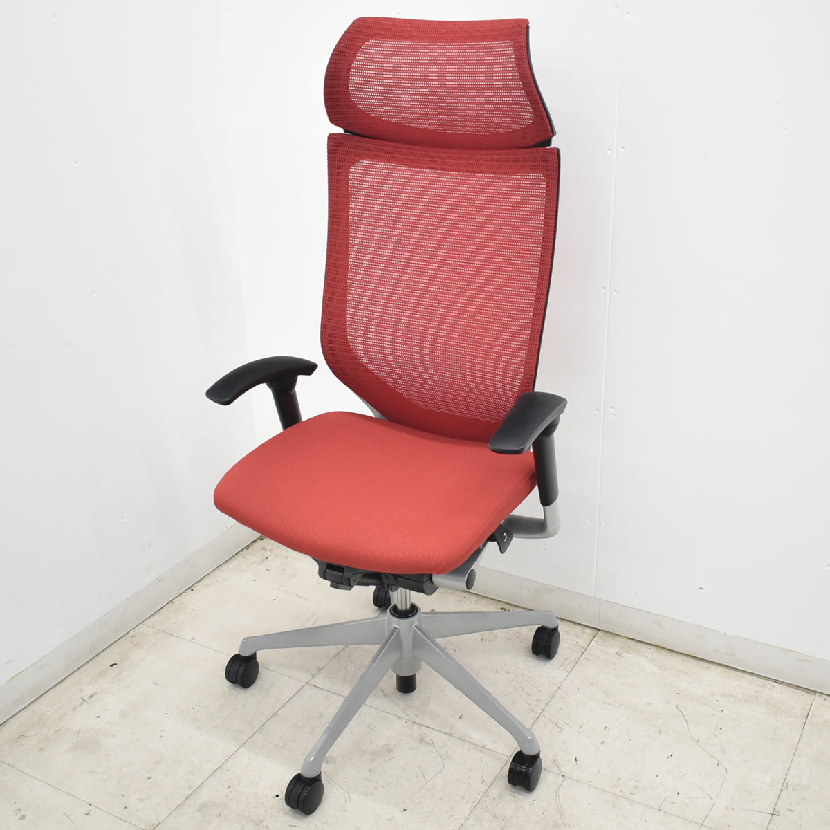 【中古】オカムラ　バロン　エクストラハイバック　可動肘　固定ヘッドレスト　シルバー脚　レッド　2026072102【中古オフィス家具】