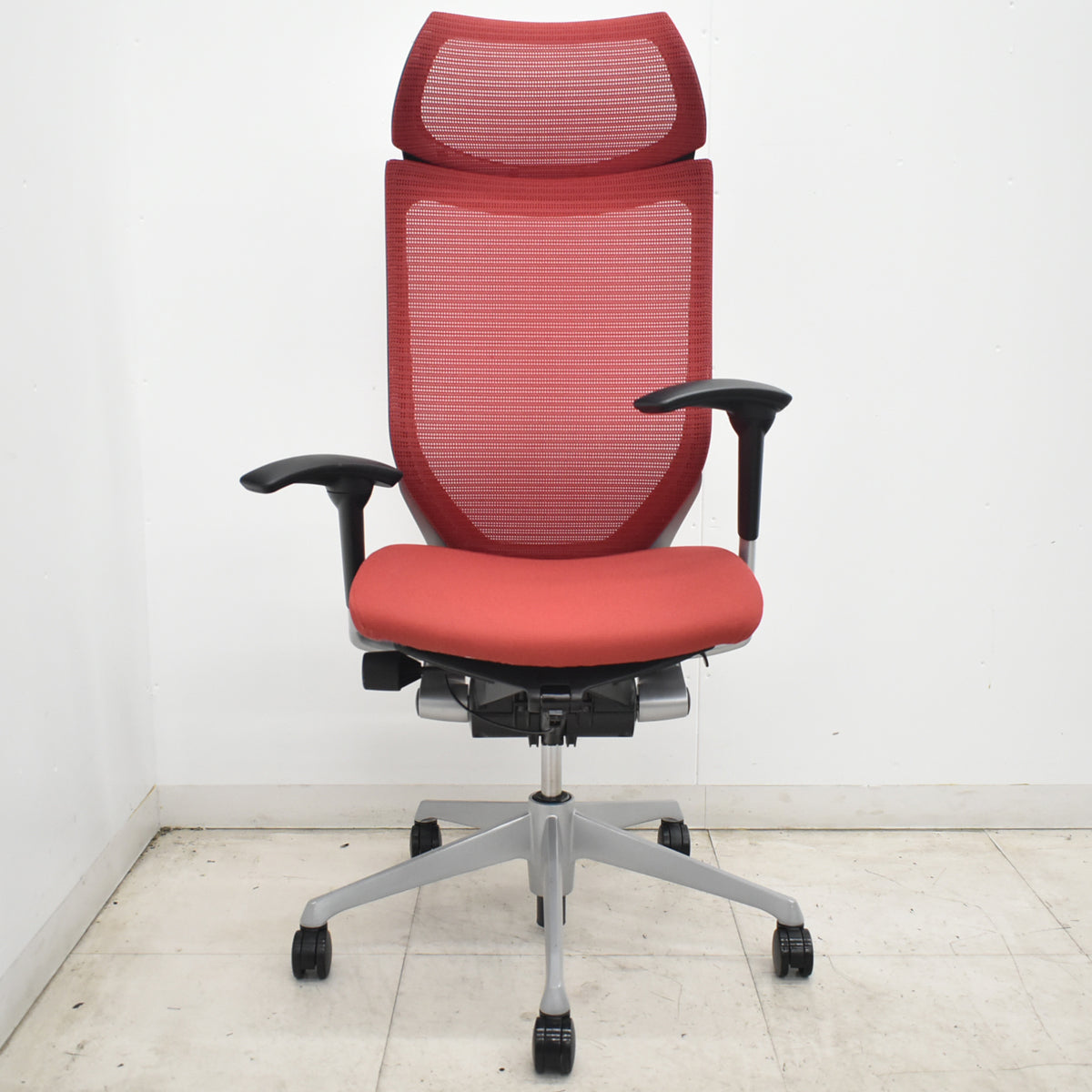 【中古】オカムラ　バロン　エクストラハイバック　可動肘　固定ヘッドレスト　シルバー脚　レッド　2026072102【中古オフィス家具】