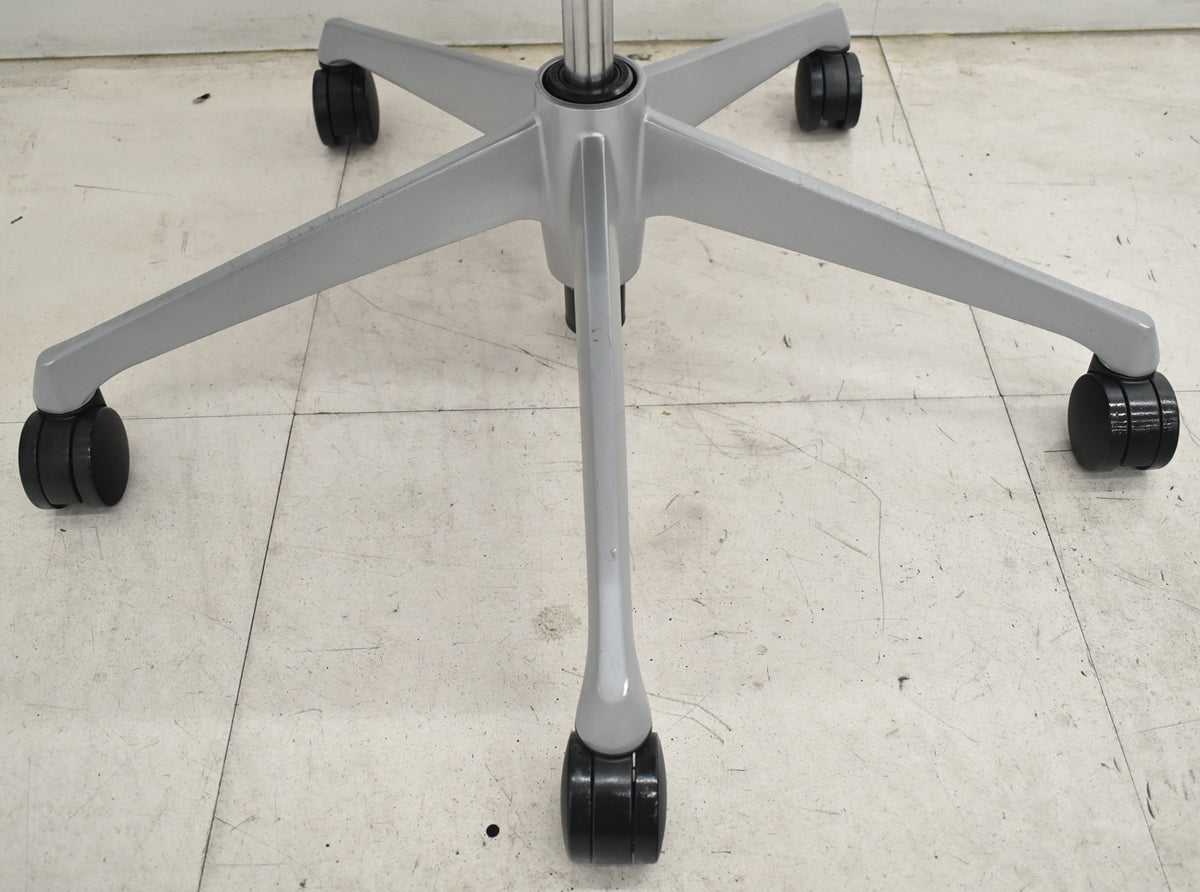 【中古】オカムラ　バロン　エクストラハイバック　可動肘　固定ヘッドレスト　シルバー脚　レッド　2026072102【中古オフィス家具】