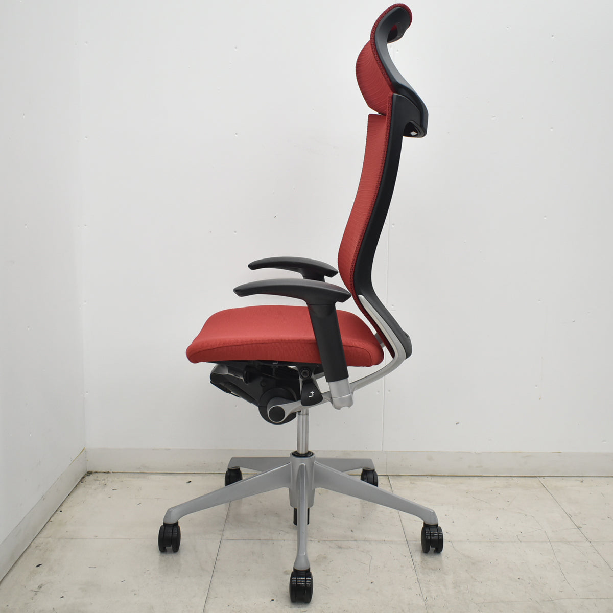 【中古】オカムラ　バロン　エクストラハイバック　可動肘　固定ヘッドレスト　シルバー脚　レッド　2026072102【中古オフィス家具】