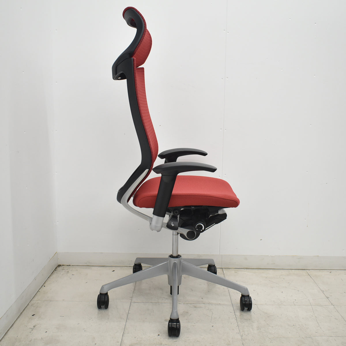 【中古】オカムラ　バロン　エクストラハイバック　可動肘　固定ヘッドレスト　シルバー脚　レッド　2026072102【中古オフィス家具】