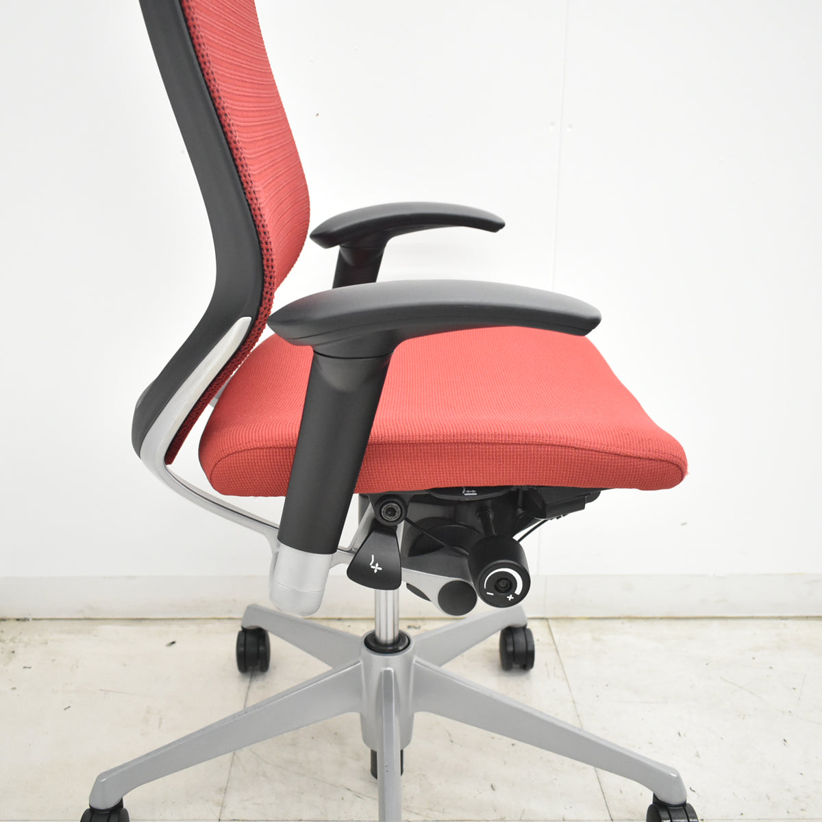 【中古】オカムラ　バロン　エクストラハイバック　可動肘　固定ヘッドレスト　シルバー脚　レッド　2026072102【中古オフィス家具】