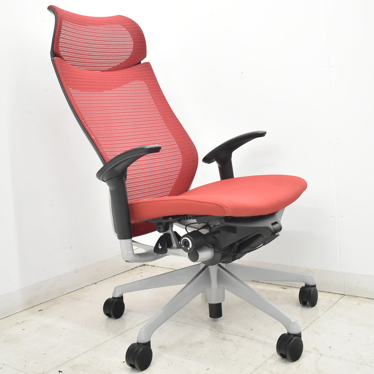 【中古】オカムラ　バロン　エクストラハイバック　可動肘　固定ヘッドレスト　シルバー脚　レッド　2026072102【中古オフィス家具】