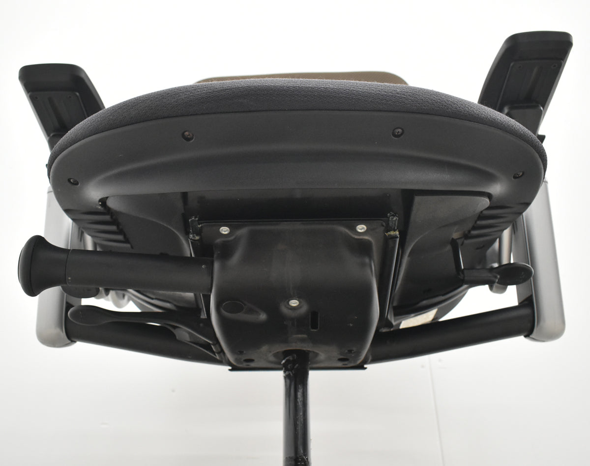 【中古】スチールケース　リープＶ２　３Ｄニット　可動肘　ランバーサポート　プラチナフレーム　USモデル　ブラウン×グレー　2026072103【中古オフィス家具】