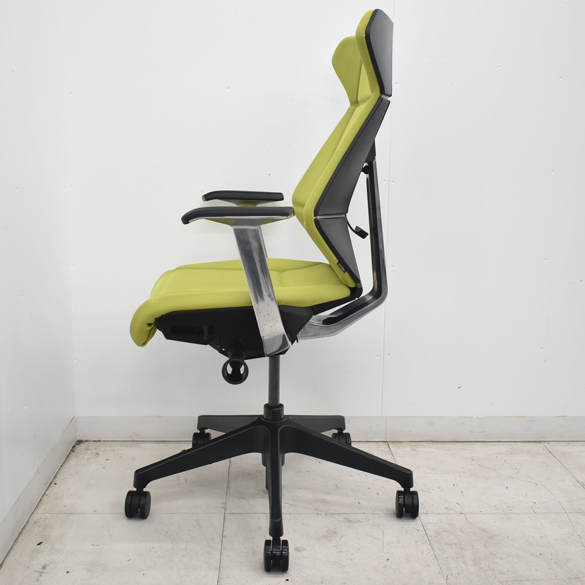 【中古】イトーキ　フリップフラップ　固定肘　2020年製　モスグリーン　2026072104【中古オフィス家具】