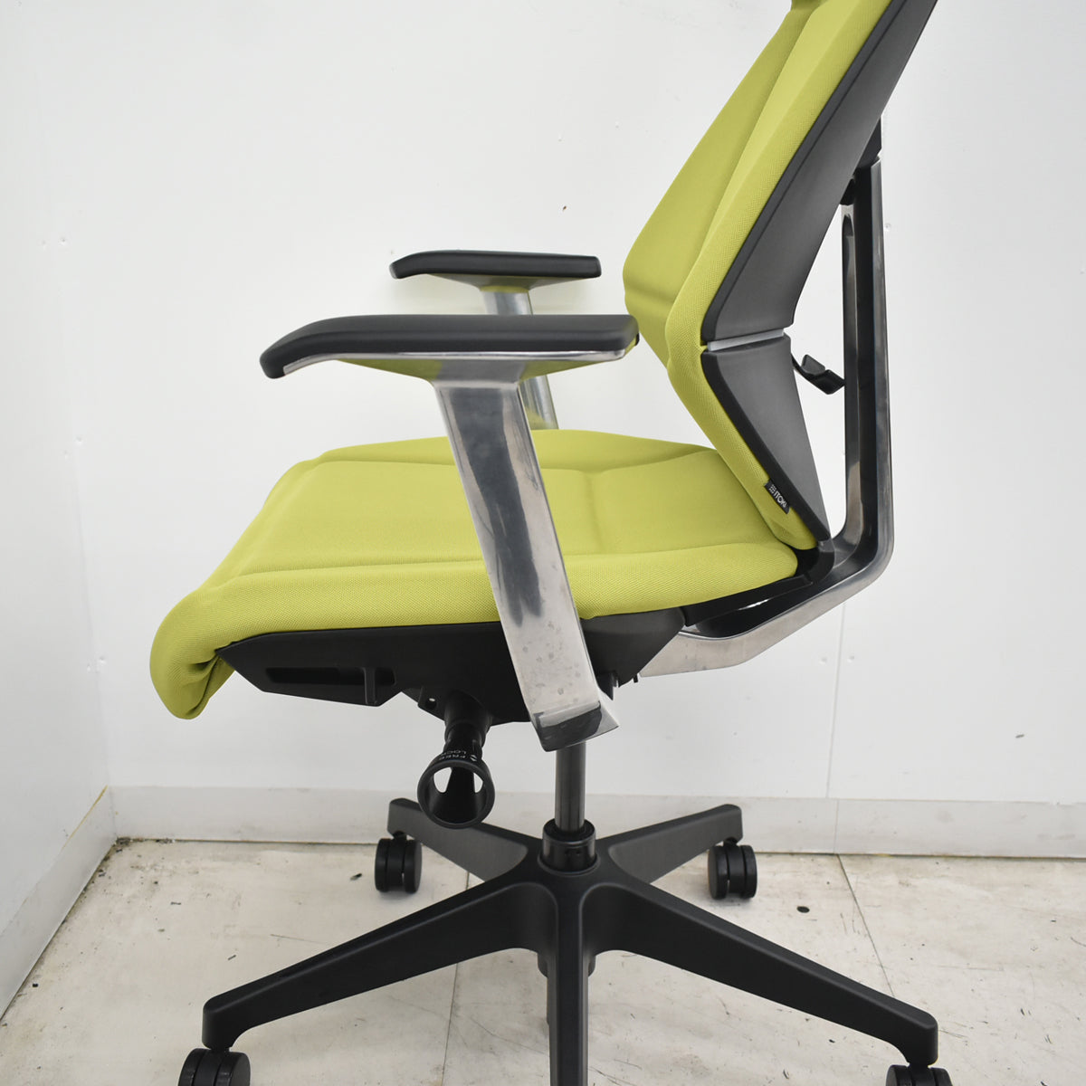 【中古】イトーキ　フリップフラップ　固定肘　2020年製　モスグリーン　2026072104【中古オフィス家具】