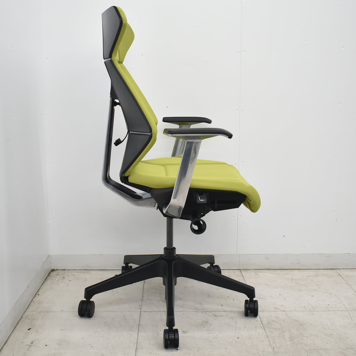 【中古】イトーキ　フリップフラップ　固定肘　2020年製　モスグリーン　2026072104【中古オフィス家具】