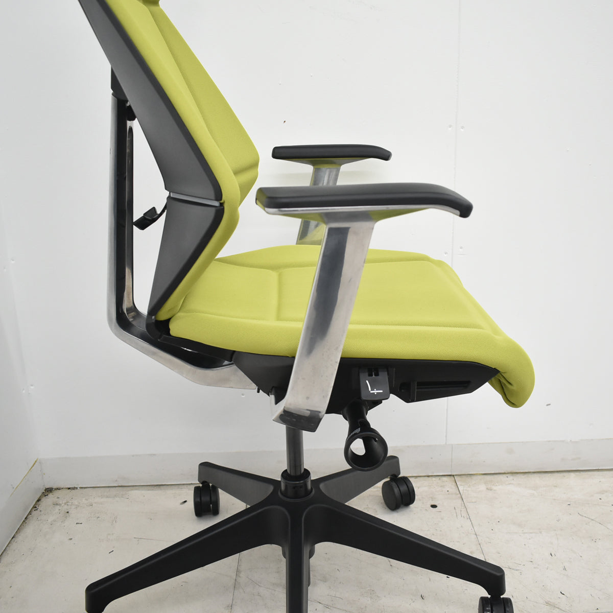 【中古】イトーキ　フリップフラップ　固定肘　2020年製　モスグリーン　2026072104【中古オフィス家具】
