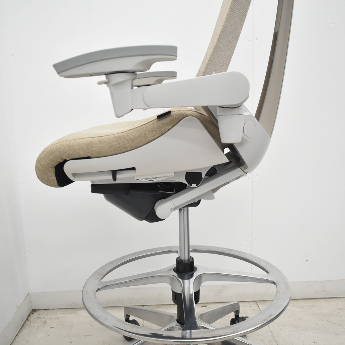 【中古】イトーキ　アクトチェア　ハイポジション　アルミミラー脚　４Ｄリンクアーム（可動肘）　2022年製　ウレタンキャスター　グレイッシュブラウン　2026072105【中古オフィス家具】