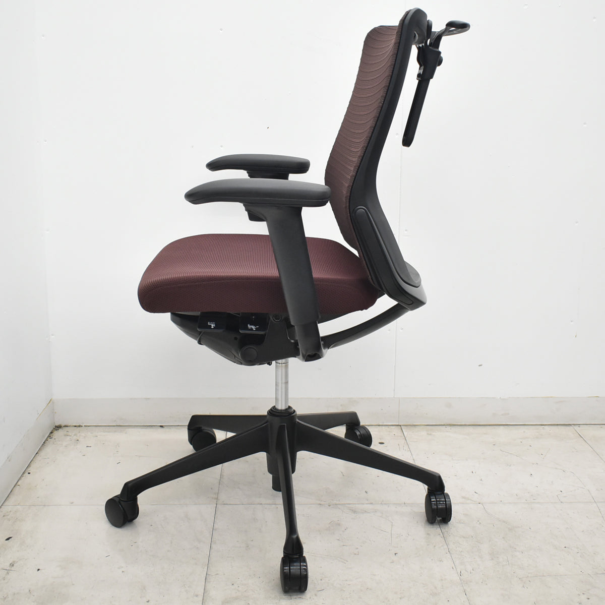 【中古】オカムラ　コーラル　ミドルバック　可動肘　ダークブラウン　2026072106【中古オフィス家具】