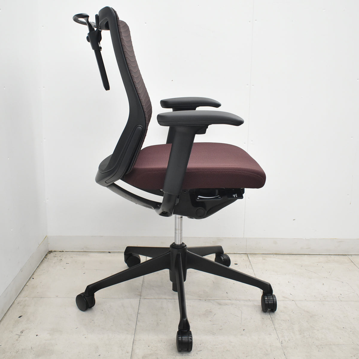 【中古】オカムラ　コーラル　ミドルバック　可動肘　ダークブラウン　2026072106【中古オフィス家具】