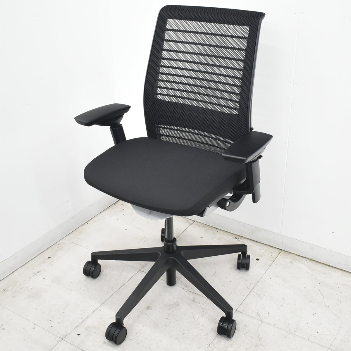 【中古】スチールケース　シンク２　可動肘　ランバーサポート　2022年製　ブラック　2026072107【中古オフィス家具】
