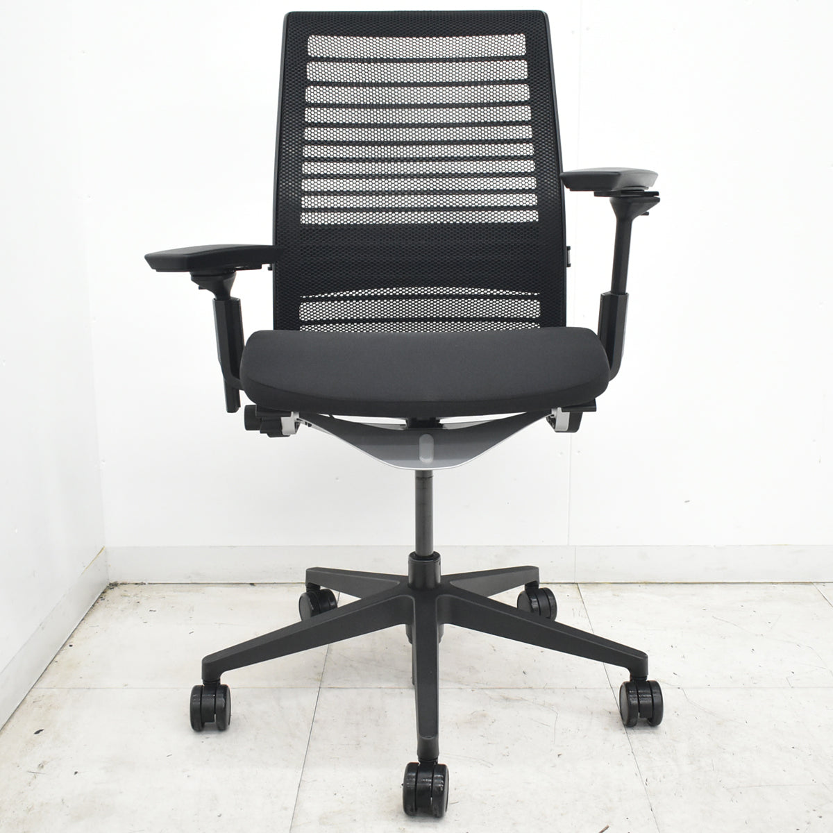 【中古】スチールケース　シンク２　可動肘　ランバーサポート　2022年製　ブラック　2026072107【中古オフィス家具】