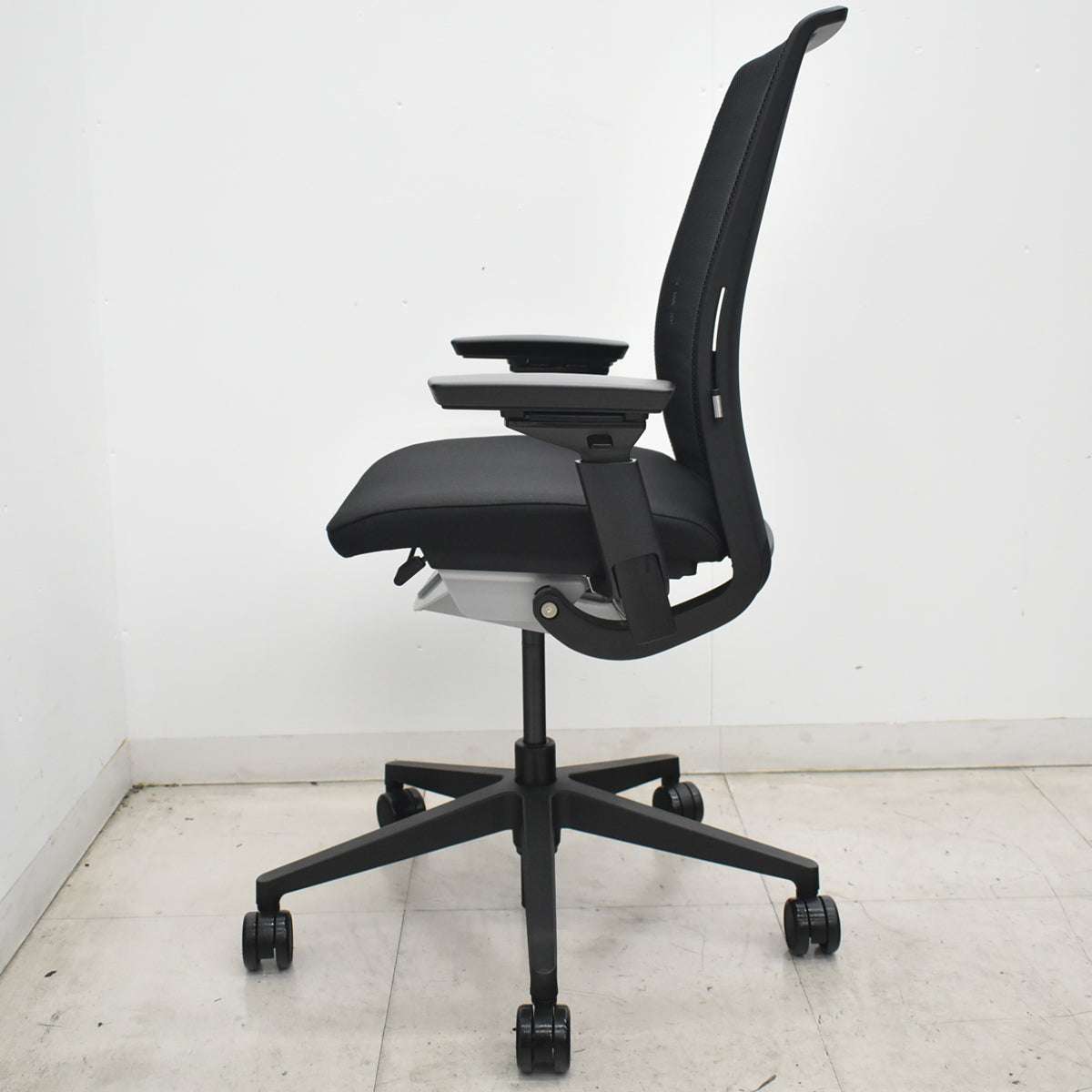 【中古】スチールケース　シンク２　可動肘　ランバーサポート　2022年製　ブラック　2026072107【中古オフィス家具】