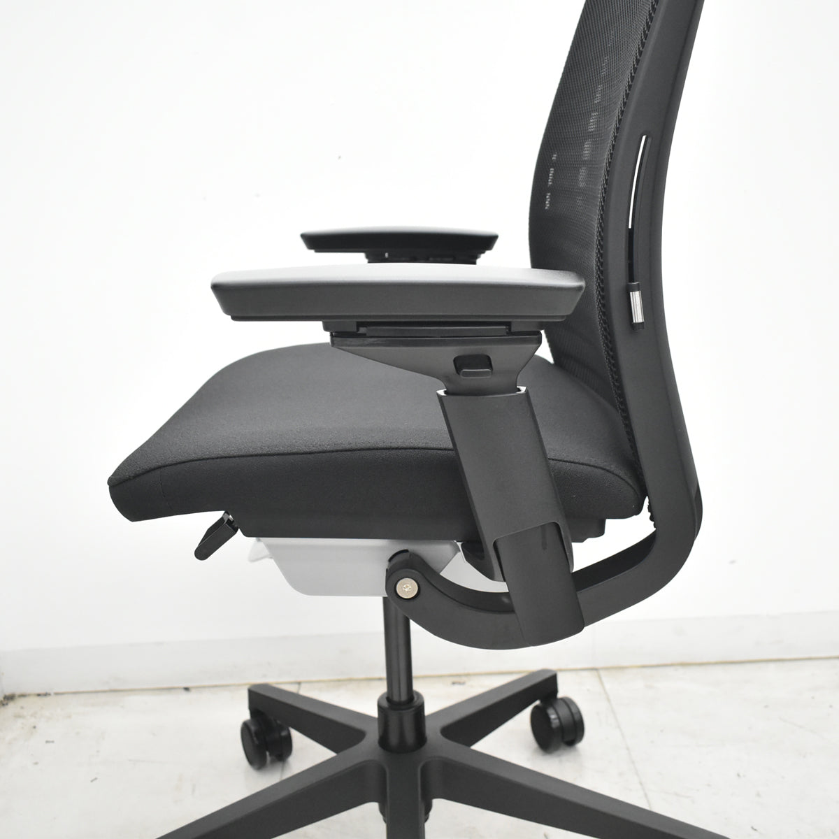 【中古】スチールケース　シンク２　可動肘　ランバーサポート　2022年製　ブラック　2026072107【中古オフィス家具】
