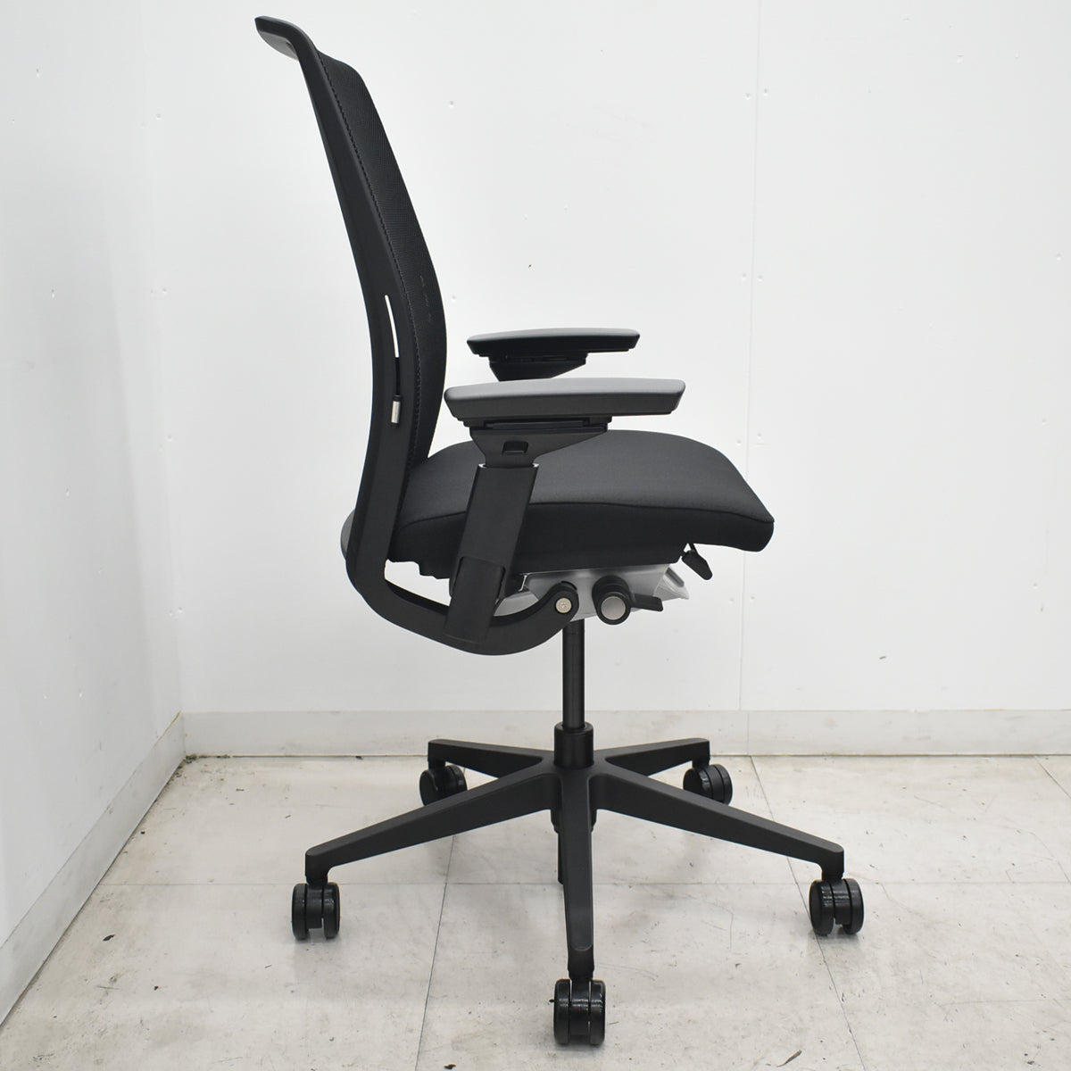 【中古】スチールケース　シンク２　可動肘　ランバーサポート　2022年製　ブラック　2026072107【中古オフィス家具】