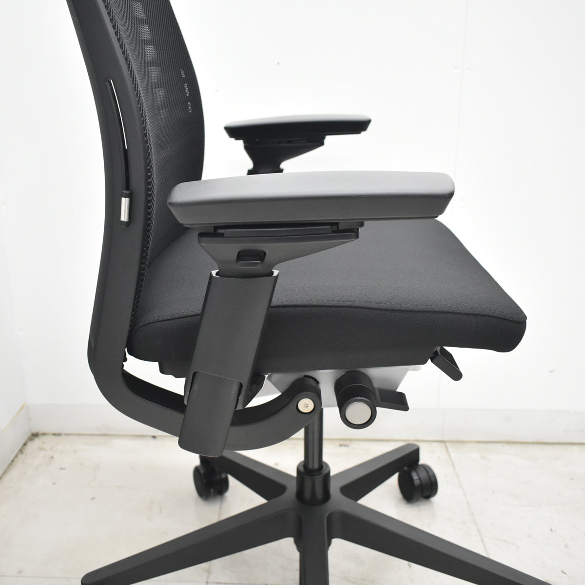 【中古】スチールケース　シンク２　可動肘　ランバーサポート　2022年製　ブラック　2026072107【中古オフィス家具】
