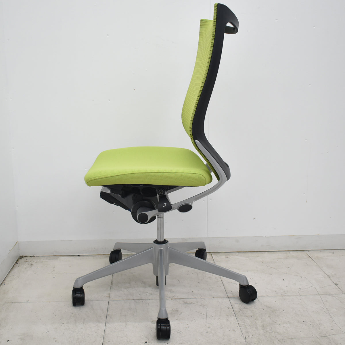 【中古】オカムラ　バロン　ハイバック　肘なし　ライムグリーン　2026072111【中古オフィス家具】