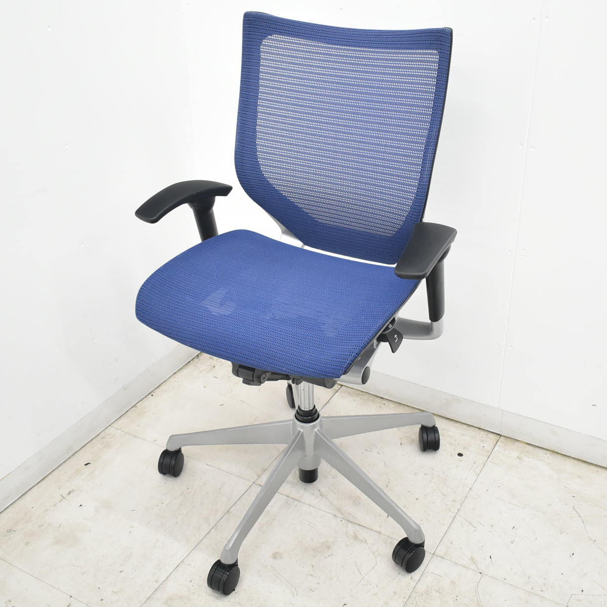 【中古】オカムラ　バロン　ローバック　可動肘　シルバー脚　昇降ガス新品　ミディアムブルー　2026072201【中古オフィス家具】