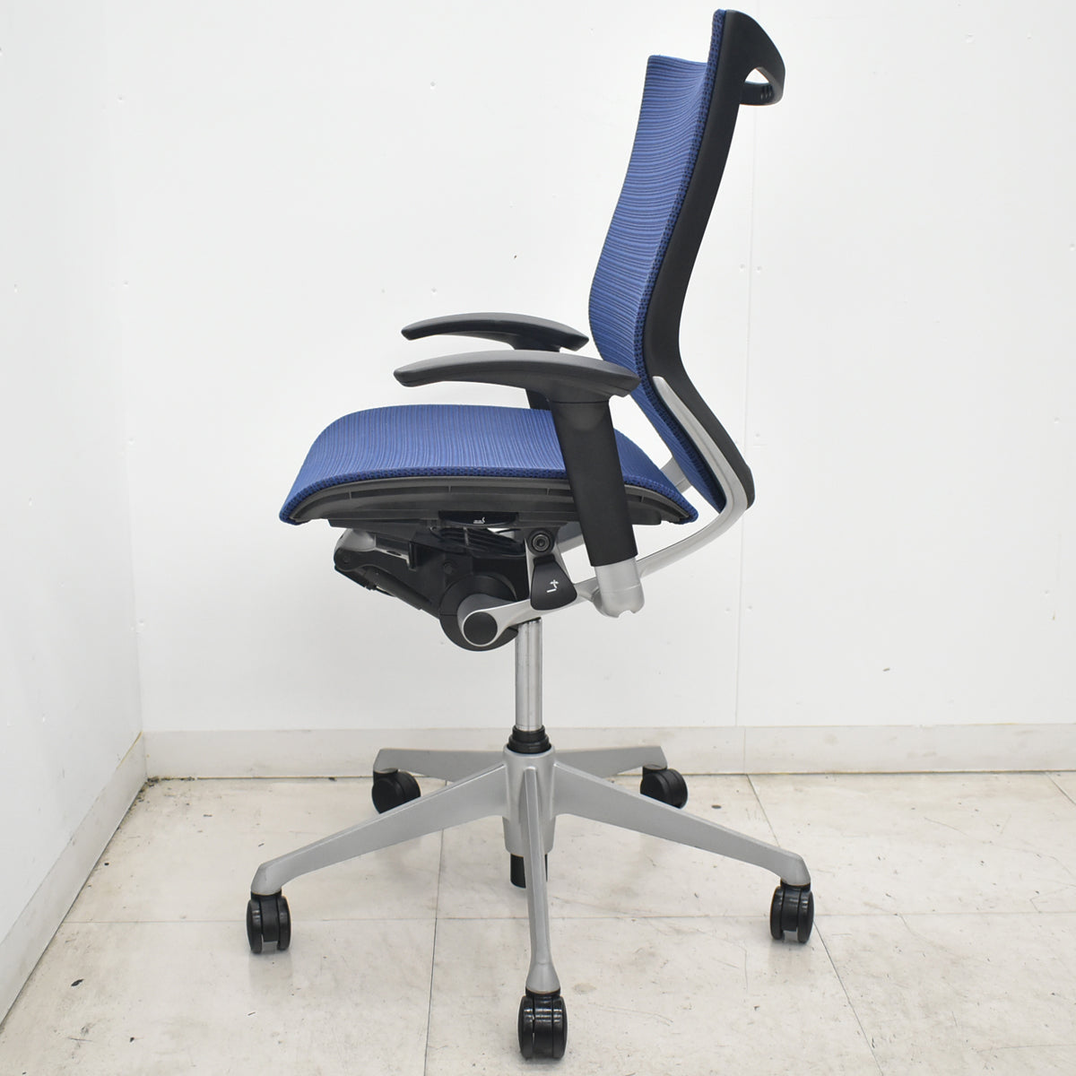 【中古】オカムラ　バロン　ローバック　可動肘　シルバー脚　昇降ガス新品　ミディアムブルー　2026072201【中古オフィス家具】