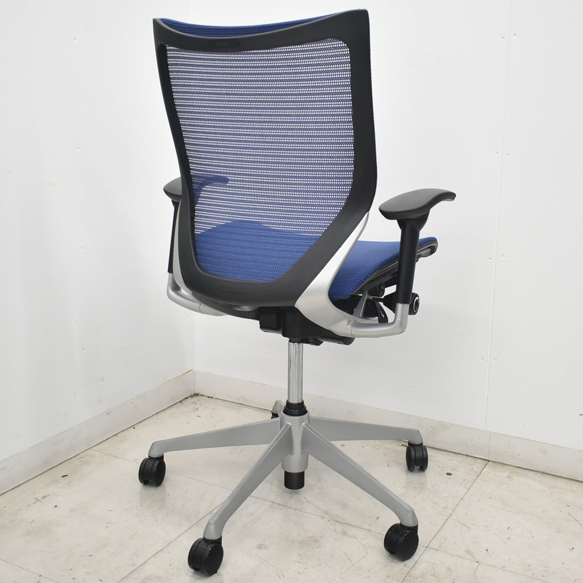 【中古】オカムラ　バロン　ローバック　可動肘　シルバー脚　昇降ガス新品　ミディアムブルー　2026072201【中古オフィス家具】