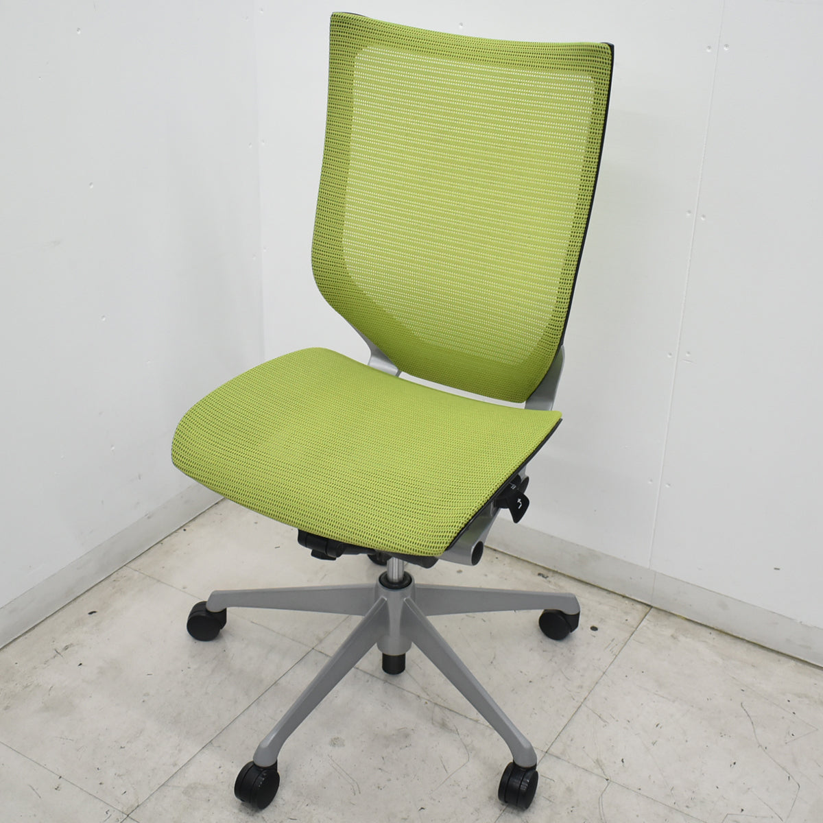 【中古】オカムラ　バロン　ハイバック　肘なし　ライムグリーン　2026072202【中古オフィス家具】