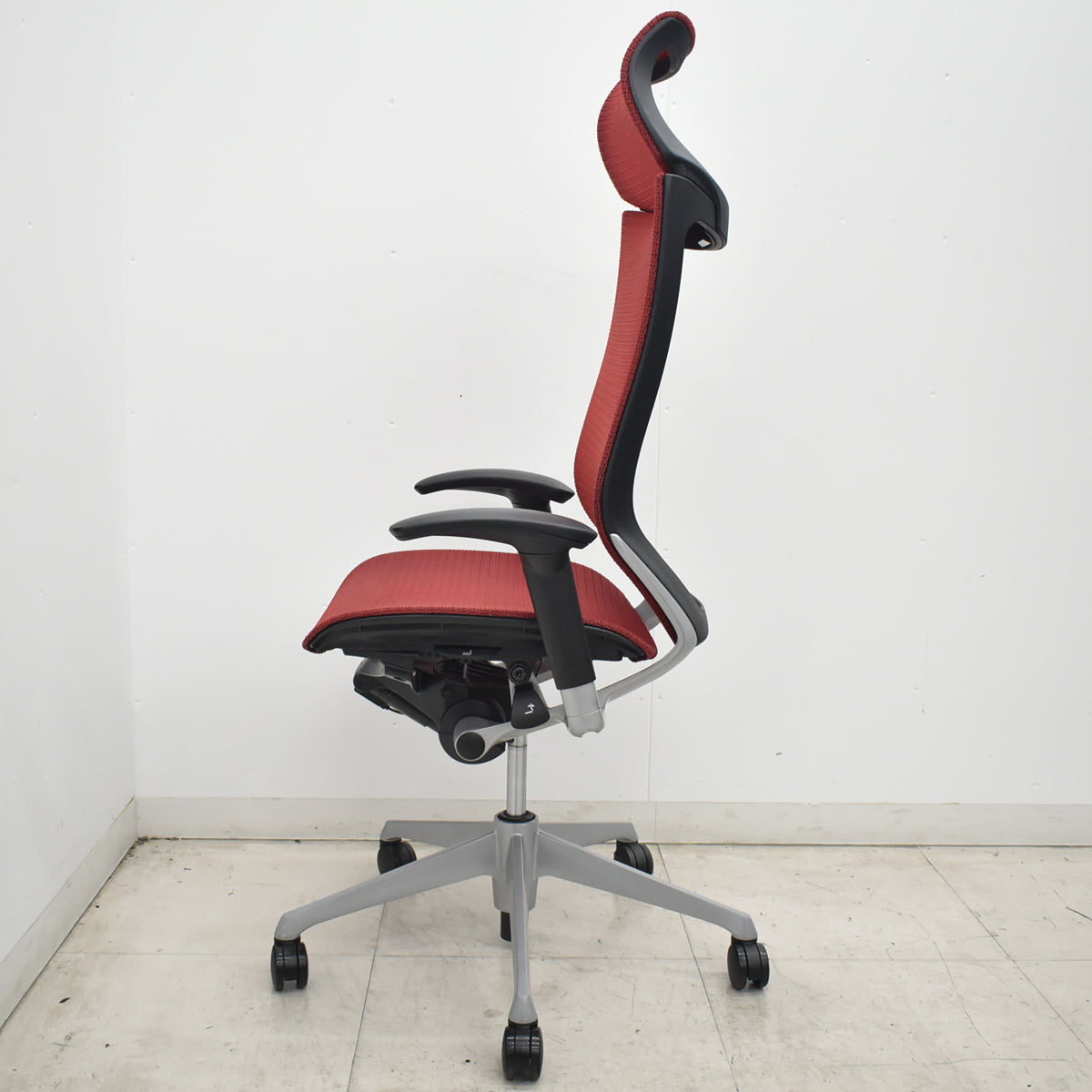 【中古】オカムラ　バロン　エクストラハイバック　可動肘　固定ヘッドレスト　シルバー脚　レッド　2026072203【中古オフィス家具】