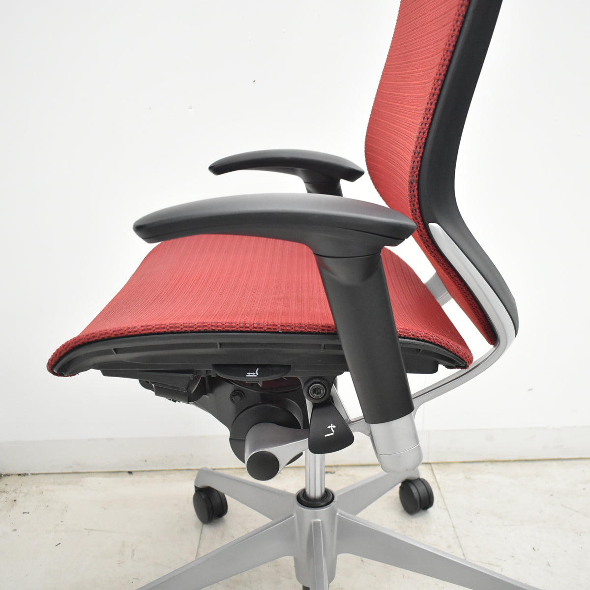 【中古】オカムラ　バロン　エクストラハイバック　可動肘　固定ヘッドレスト　シルバー脚　レッド　2026072203【中古オフィス家具】