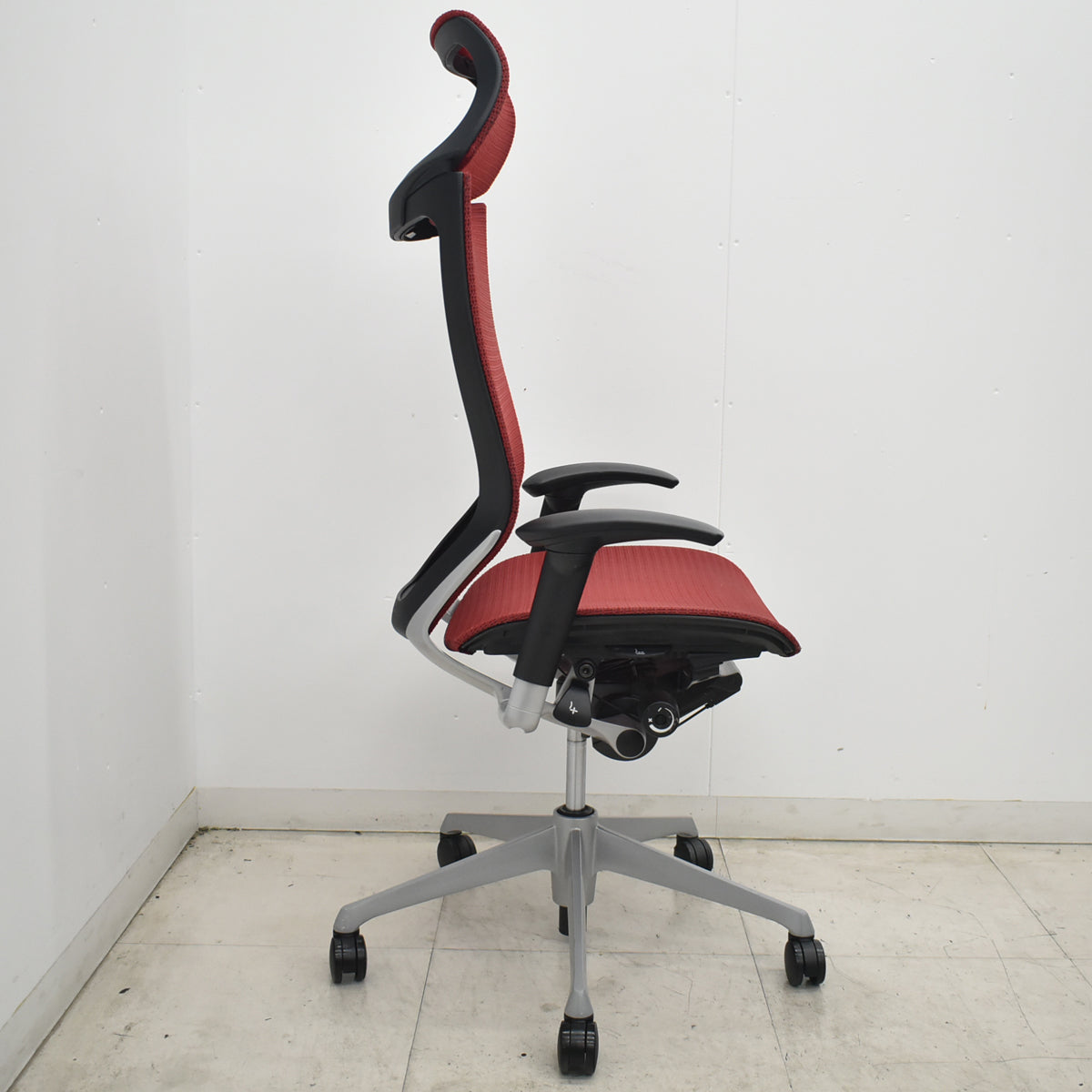 【中古】オカムラ　バロン　エクストラハイバック　可動肘　固定ヘッドレスト　シルバー脚　レッド　2026072203【中古オフィス家具】