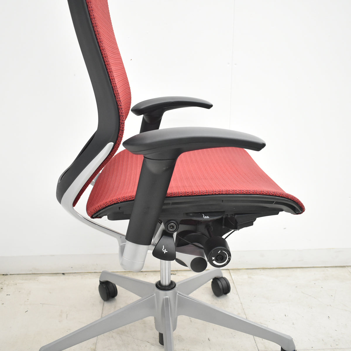 【中古】オカムラ　バロン　エクストラハイバック　可動肘　固定ヘッドレスト　シルバー脚　レッド　2026072203【中古オフィス家具】