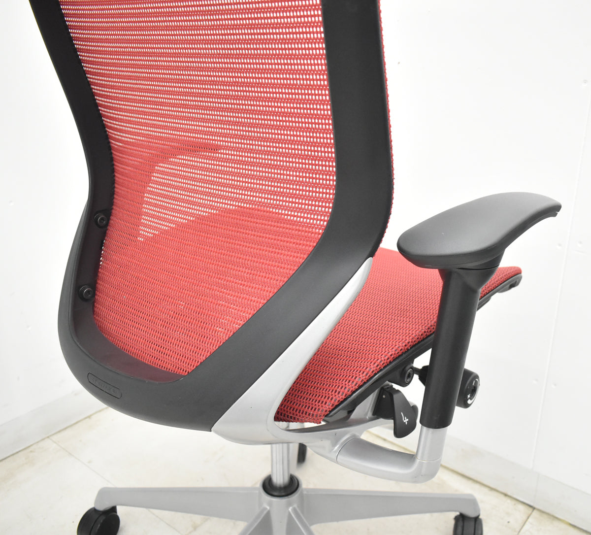 【中古】オカムラ　バロン　エクストラハイバック　可動肘　固定ヘッドレスト　シルバー脚　レッド　2026072203【中古オフィス家具】