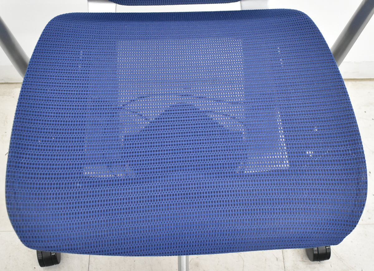 【中古】オカムラ　バロン　ローバック　固定肘　シルバー脚　ミディアムブルー　2026072204【中古オフィス家具】