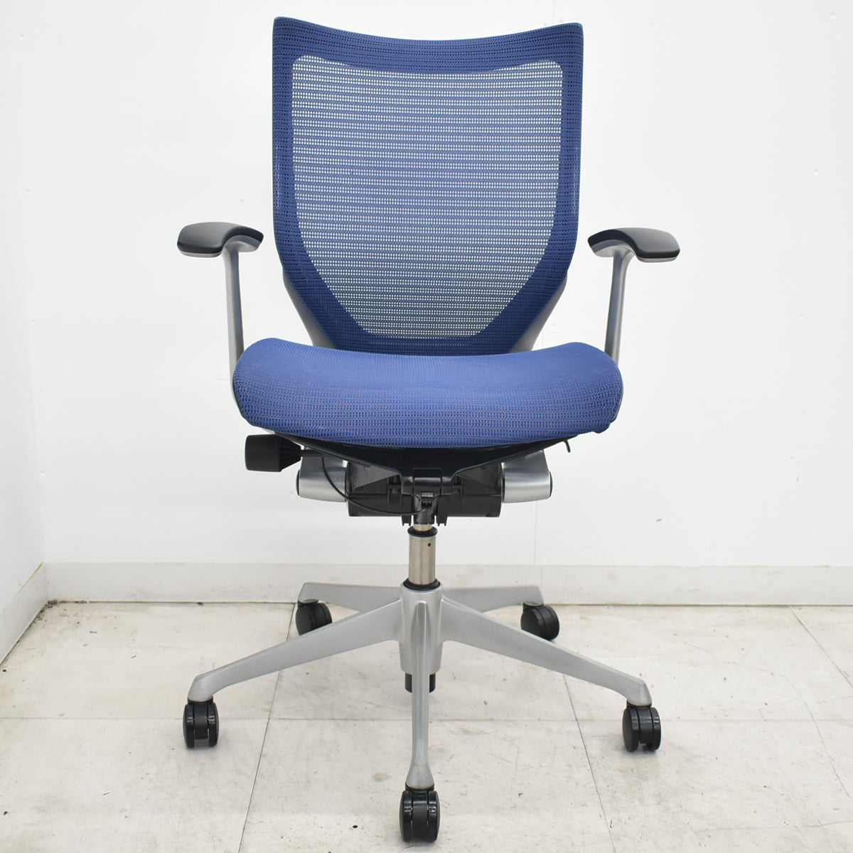 【中古】オカムラ　バロン　ローバック　固定肘　シルバー脚　ミディアムブルー　2026072204【中古オフィス家具】