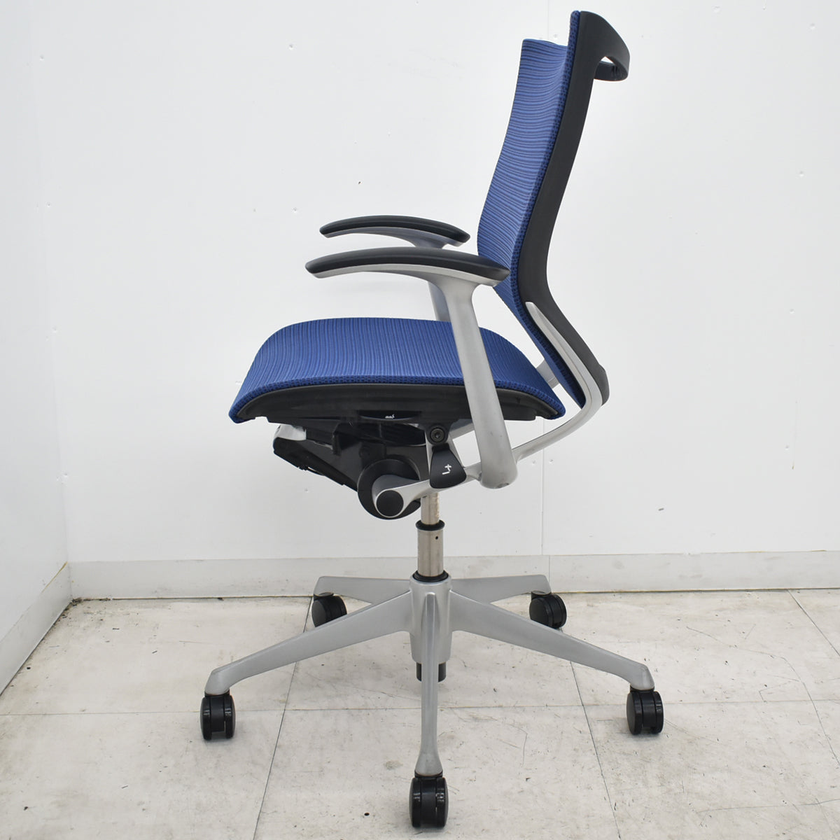 【中古】オカムラ　バロン　ローバック　固定肘　シルバー脚　ミディアムブルー　2026072204【中古オフィス家具】